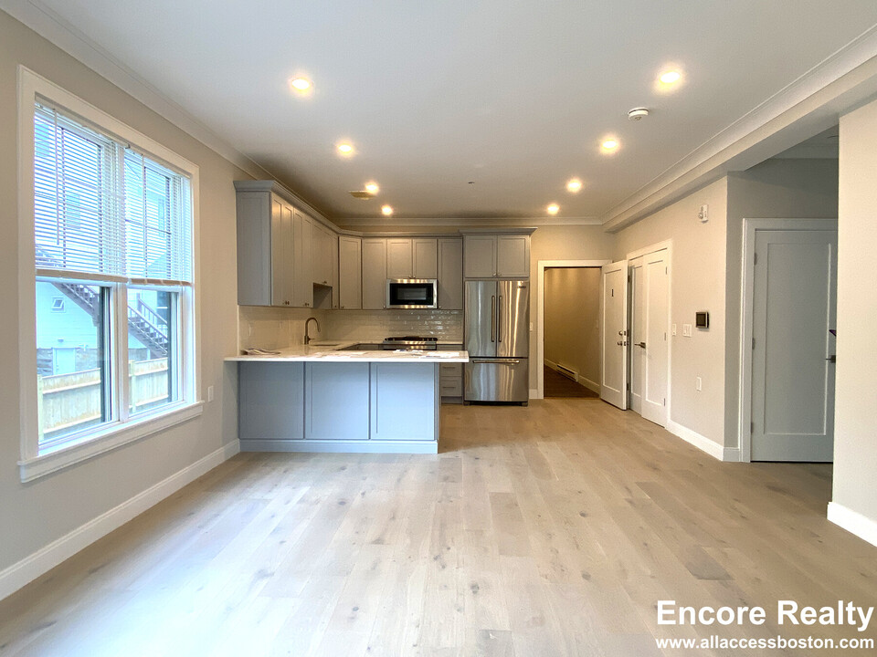 31 Cummins Hwy, Unit 2 in Boston, MA - Building Photo
