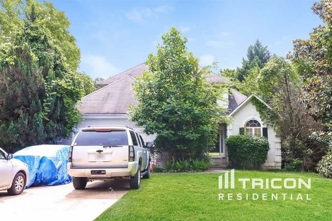 property at 2622 Lone Oak Trail