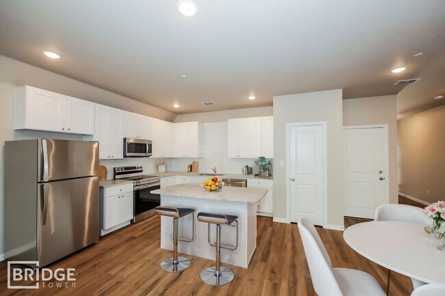 1057 W Golden Ln in Burleson, TX - Building Photo - Building Photo