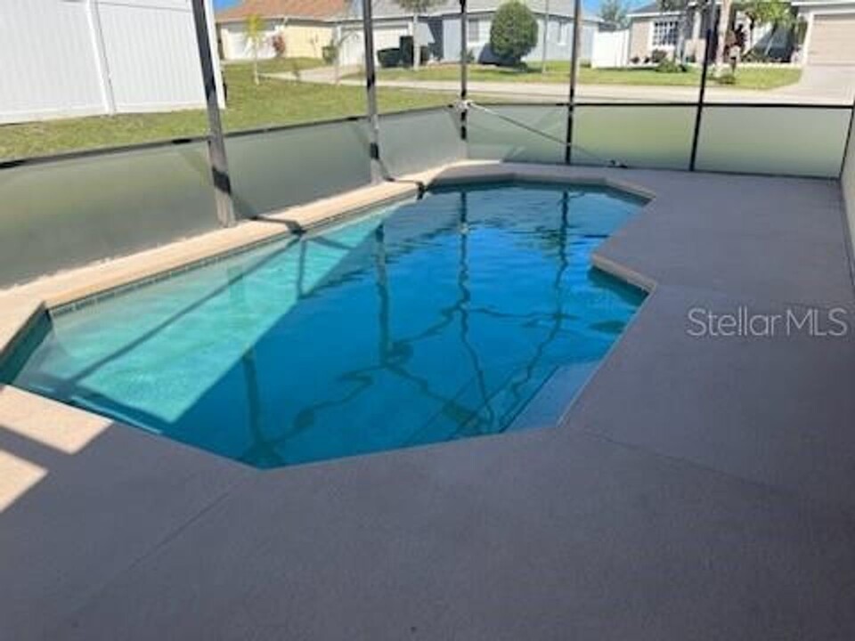 549 Hillcrest Dr in Davenport, FL - Foto de edificio