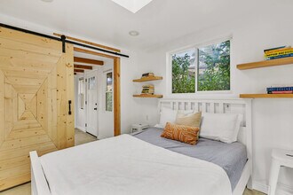 718 Vernon Ave in Venice, CA - Building Photo - Building Photo