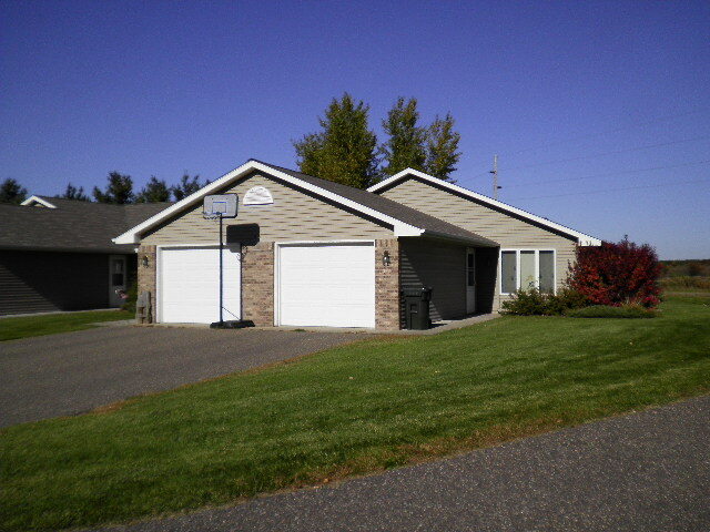 840 Highview Dr in New Richmond, WI - Foto de edificio - Building Photo