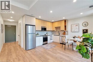 4390 Hillview Dr in Beamsville, ON - Building Photo