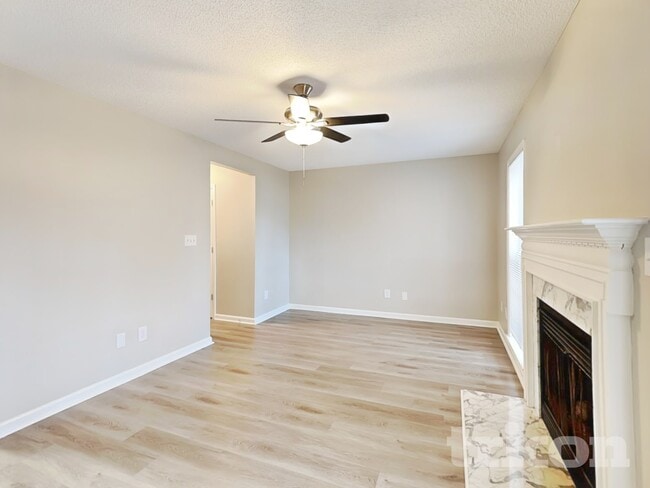 4417 Woodlawn Dr in Raleigh, NC - Foto de edificio - Building Photo