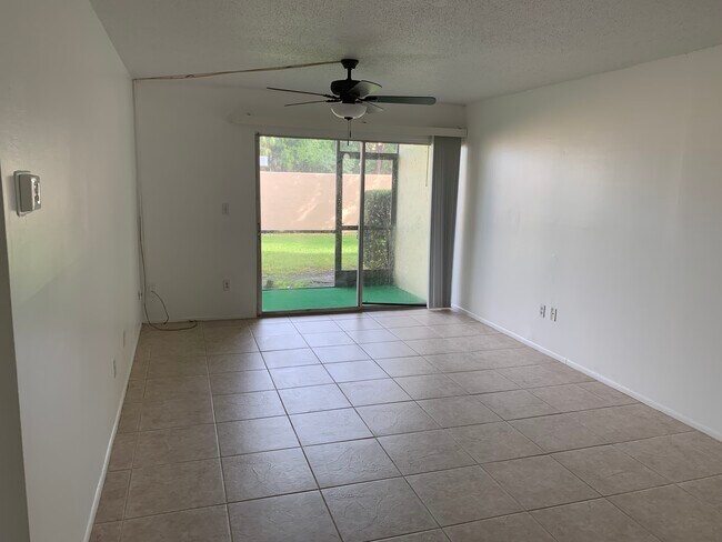 2908 Clark Rd, Unit 2 in Sarasota, FL - Building Photo - Building Photo