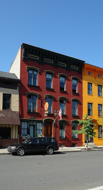 253 Warren St in Hudson, NY - Foto de edificio