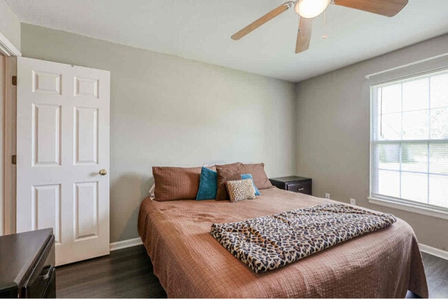 232 SW Chartwell Cir in Lee's Summit, MO - Building Photo - Building Photo