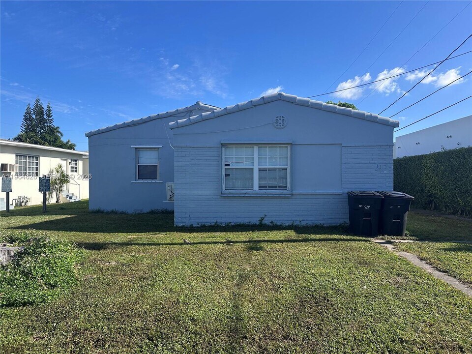 2125 Bay Dr in Miami Beach, FL - Building Photo