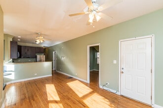 2812 E 76th St, Unit #3 in Chicago, IL - Building Photo - Building Photo