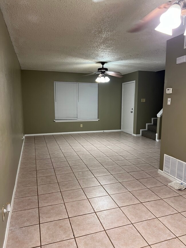 901 Castle Heights Dr, Unit B in Laredo, TX - Building Photo - Building Photo