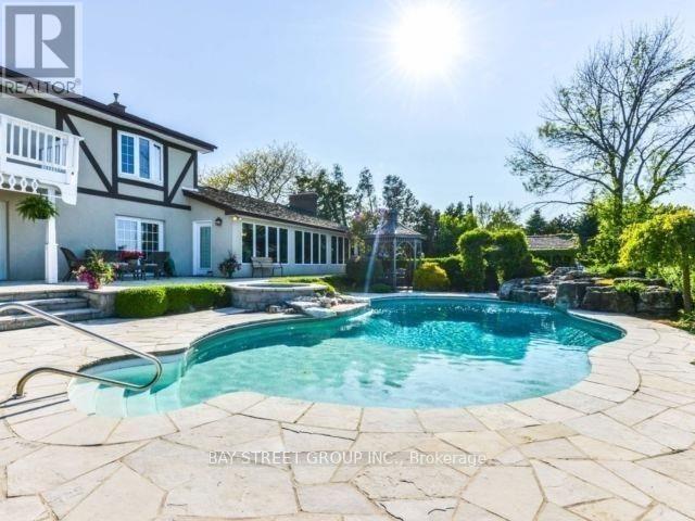 8 Lakeshore Dr