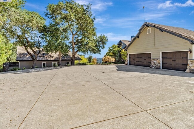 24400 Mountain Charlie Rd in Los Gatos, CA - Building Photo - Building Photo
