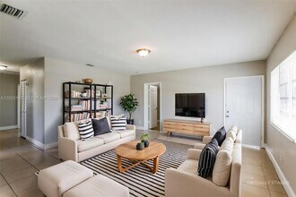 20111 NW 12th Ave in Miami, FL - Foto de edificio - Building Photo