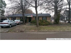 8016 Pinebrook Dr in Southaven, MS - Building Photo