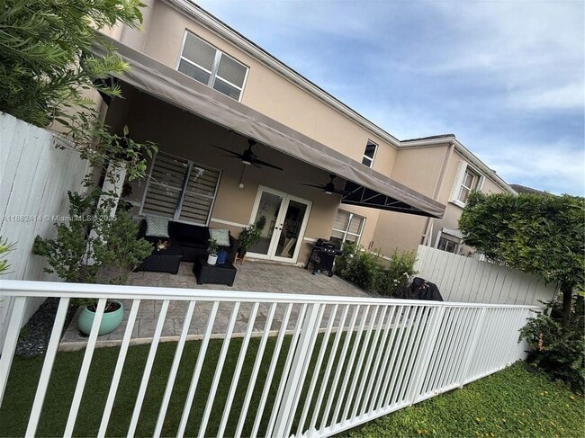 5460 SW 70th Pl N in Miami, FL - Foto de edificio - Building Photo