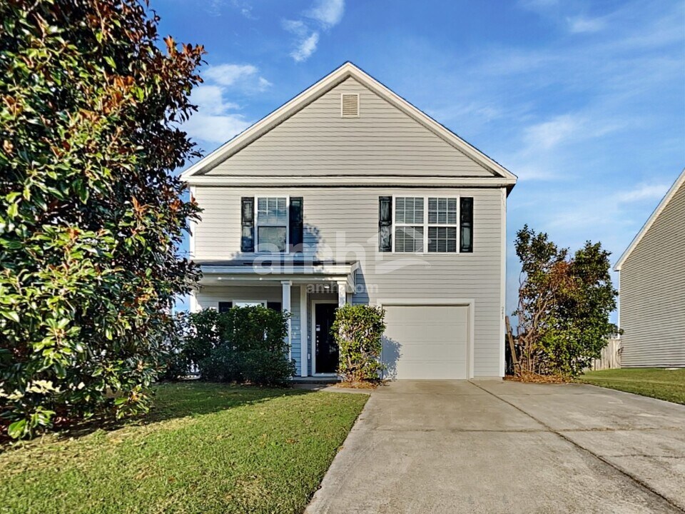 241 Emerald Isle Dr in Moncks Corner, SC - Foto de edificio