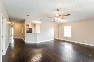 9159 Upstream Ct in Jacksonville, FL - Foto de edificio - Building Photo