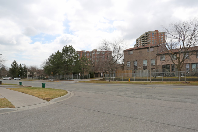 1051-1131 Sandhurst Cir in Toronto, ON - Building Photo - Building Photo