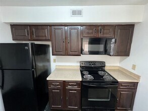 8048 Sands Point Dr in Houston, TX - Foto de edificio - Building Photo