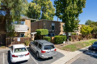 Ygnacio Gardens in Walnut Creek, CA - Building Photo - Building Photo