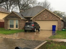 902 E Aimee St in Forney, TX - Building Photo