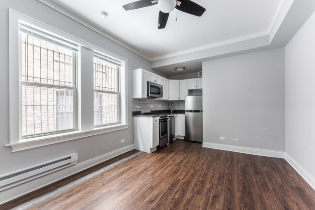 property at 640 W Wrightwood Ave