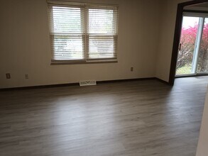 812 Linworth Rd E in Columbus, OH - Foto de edificio - Building Photo