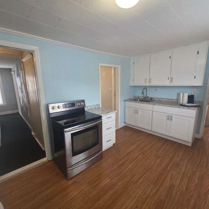 36 Prospect St in Claremont, NH - Building Photo