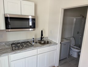 19339 Vanowen St in Reseda, CA - Foto de edificio - Building Photo