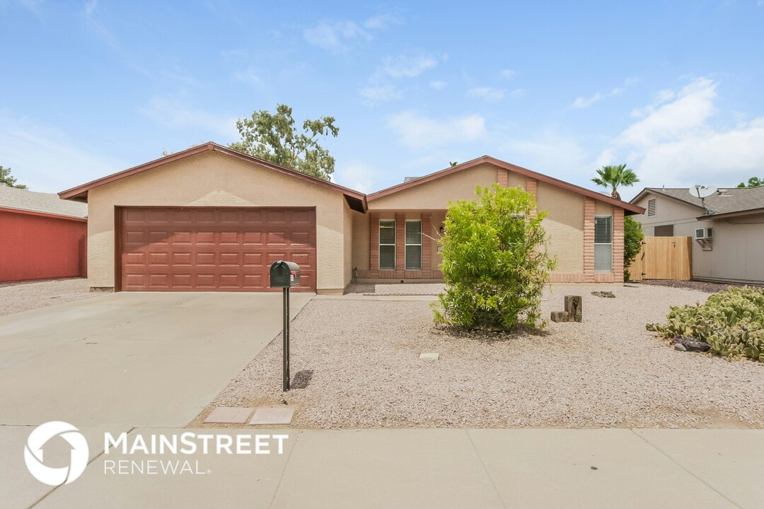 2100 N Comanche Dr in Chandler, AZ - Foto de edificio