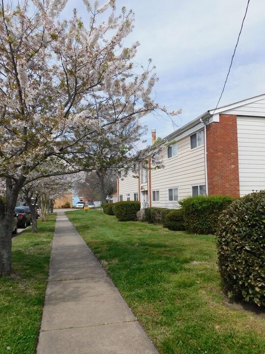 Crossroads Landing in Norfolk, VA - Building Photo
