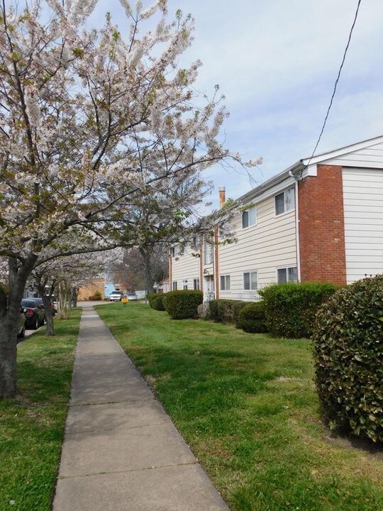 Crossroads Landing in Norfolk, VA - Building Photo