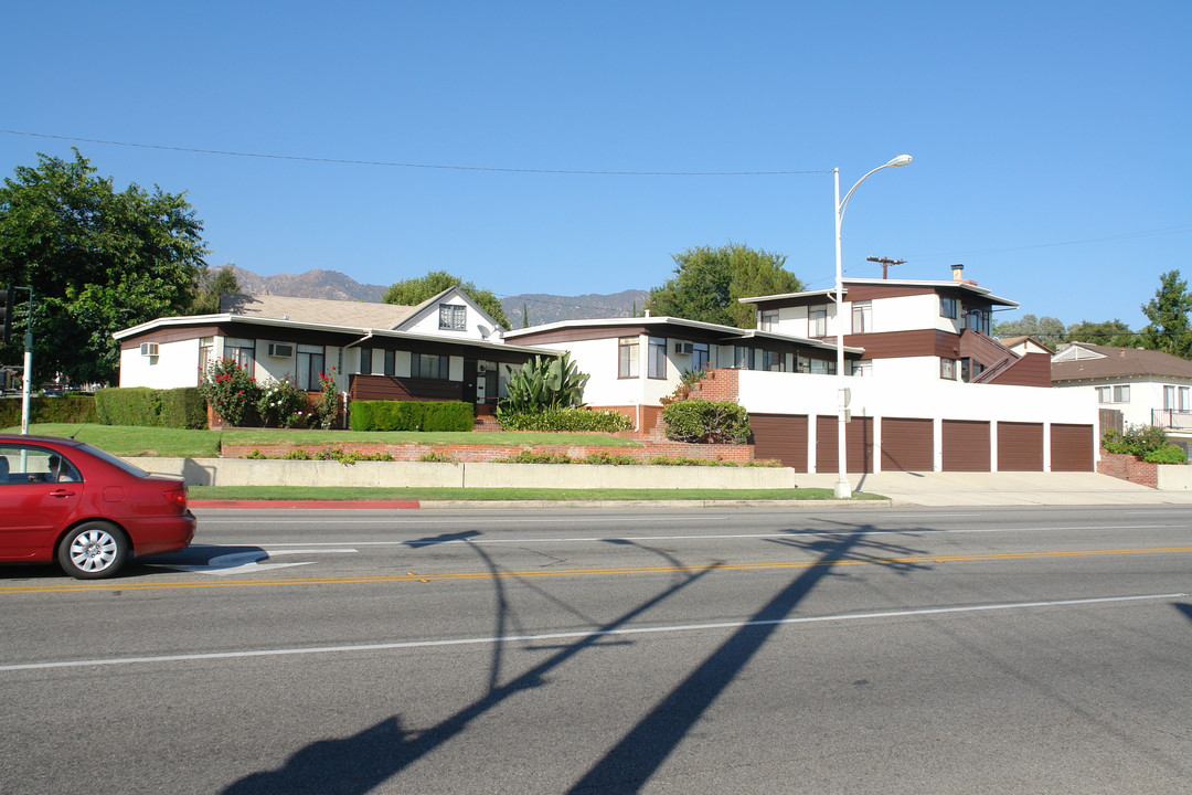 1014 N Glenoaks Blvd in Burbank, CA - Foto de edificio