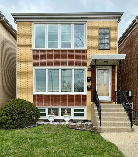 8006 W Addison St in Chicago, IL - Building Photo