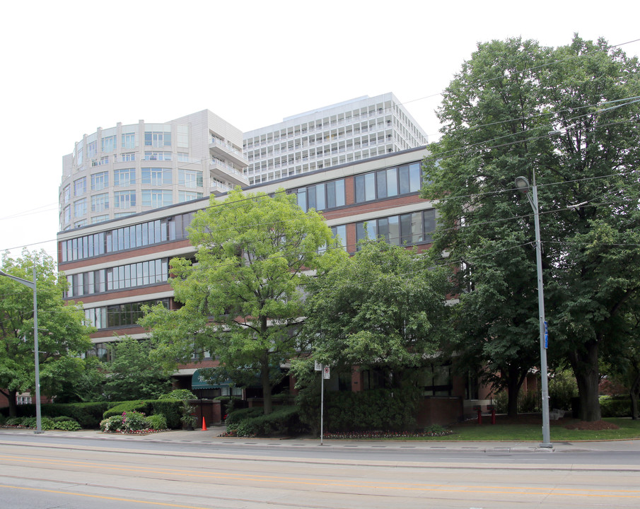 Winston Place in Toronto, ON - Building Photo