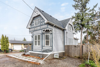 1144 SE 85th Ave, Unit Vic II in Portland, OR - Foto de edificio - Building Photo