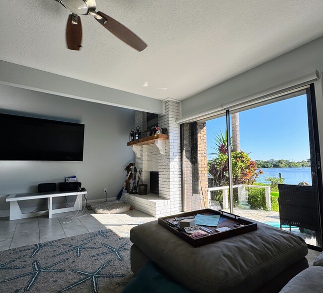 129 Lagoon Ct in New Smyrna Beach, FL - Foto de edificio - Building Photo