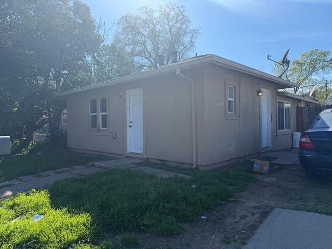 property at 1044 Los Robles Blvd