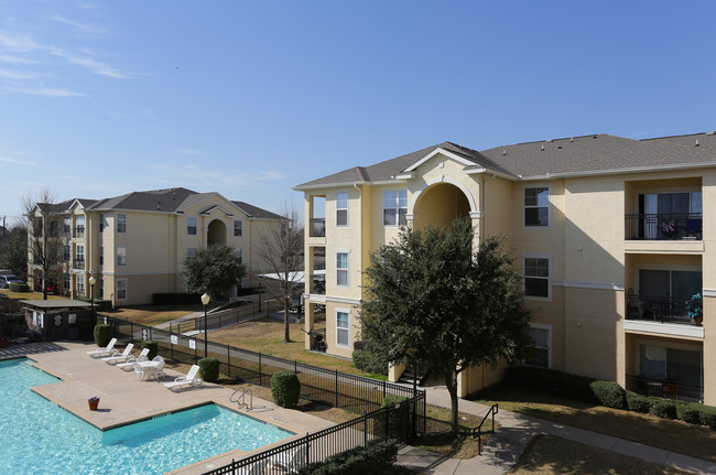 Gateway Park Apartments in Arlington, TX - Building Photo - Building Photo