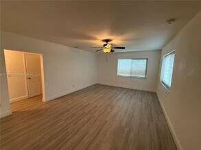1429 SW 23rd Ter in Miami, FL - Foto de edificio - Building Photo
