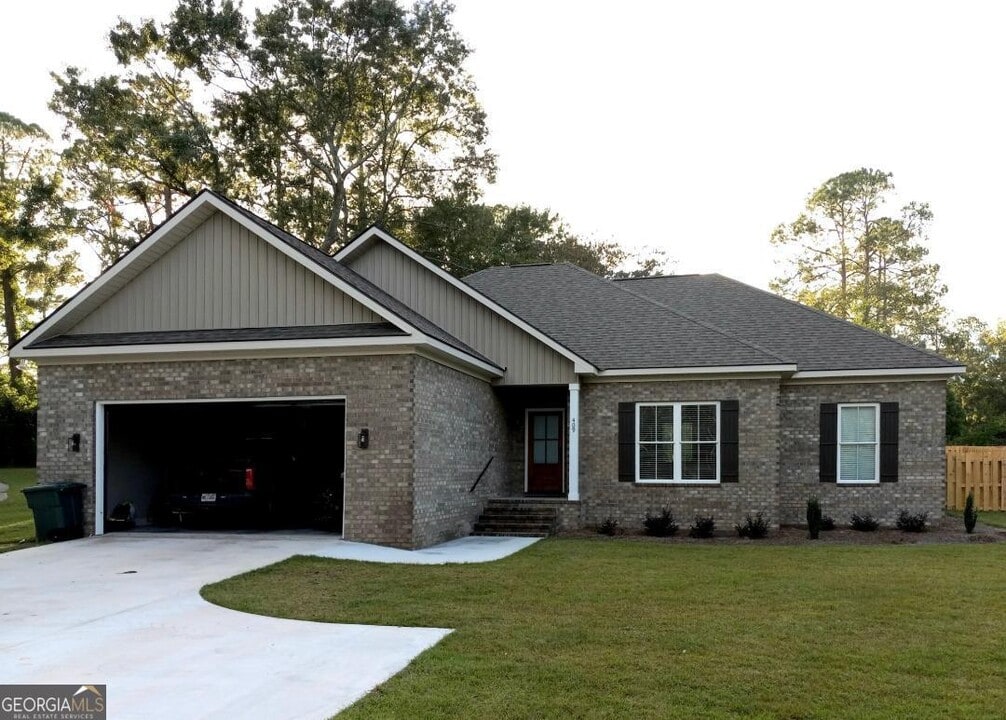 409 N Main St in Statesboro, GA - Building Photo