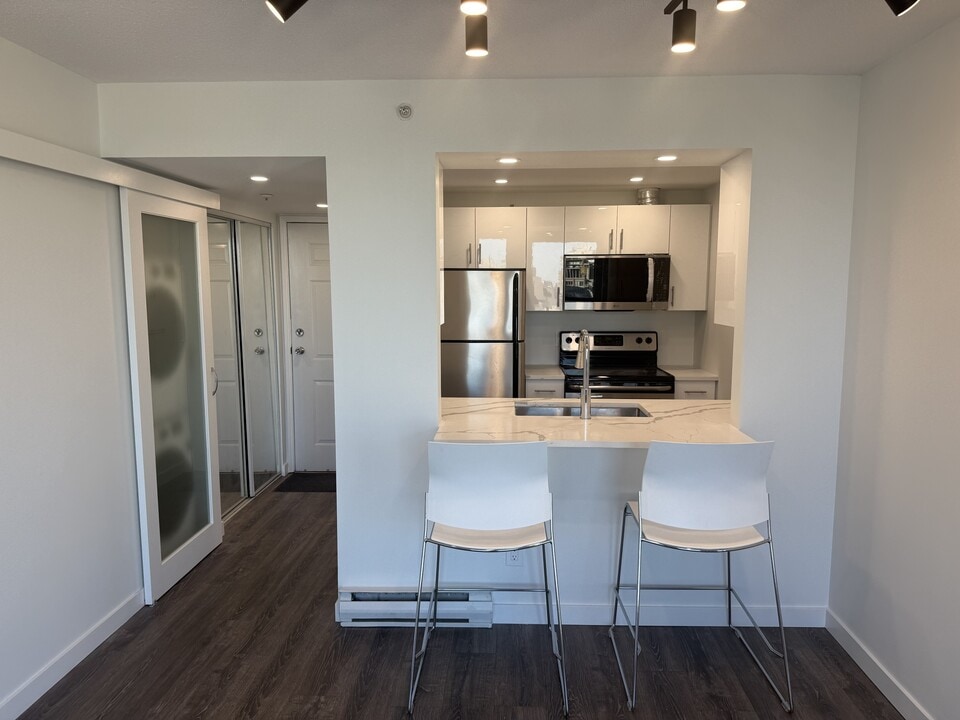 811 Helmcken St in Vancouver, BC - Building Photo