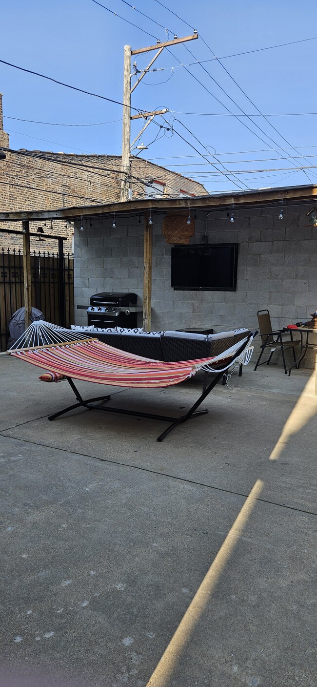 2416 N Springfield Ave in Chicago, IL - Building Photo - Building Photo