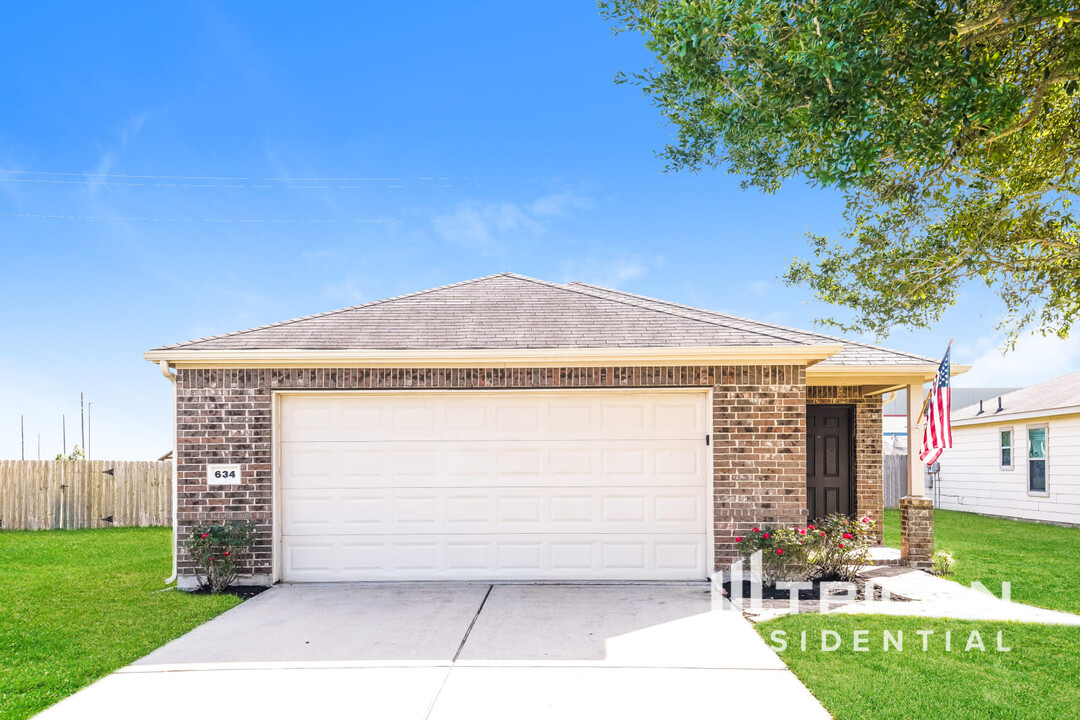 634 Enchanted Springs Dr in Rosenberg, TX - Building Photo