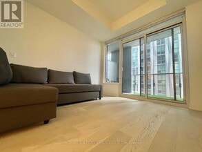 11 Yorkville Ave in Toronto, ON - Building Photo - Building Photo