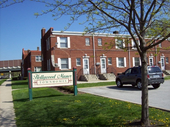 Hollywood Manor Townhomes in Munster, IN - Building Photo