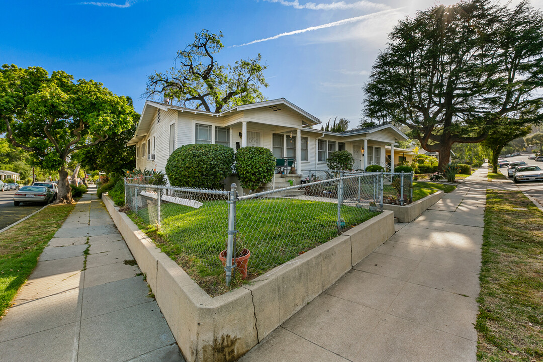 2406 Ridgeview Ave in Los Angeles, CA - Building Photo