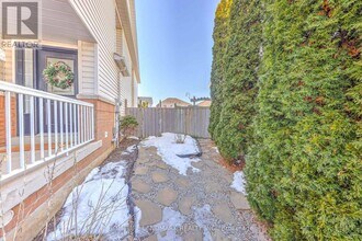 38 Sloan Dr in Milton, ON - Building Photo - Building Photo