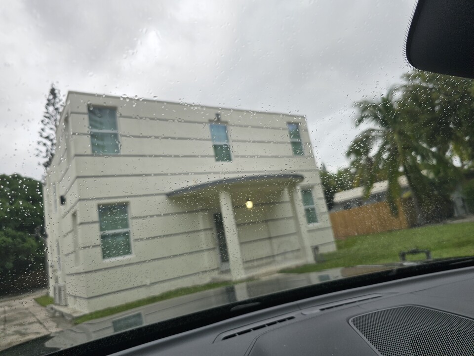 5107 N Flagler Dr in West Palm Beach, FL - Building Photo