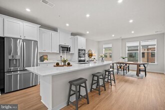14114 Gypsum Lp in Chantilly, VA - Foto de edificio - Building Photo